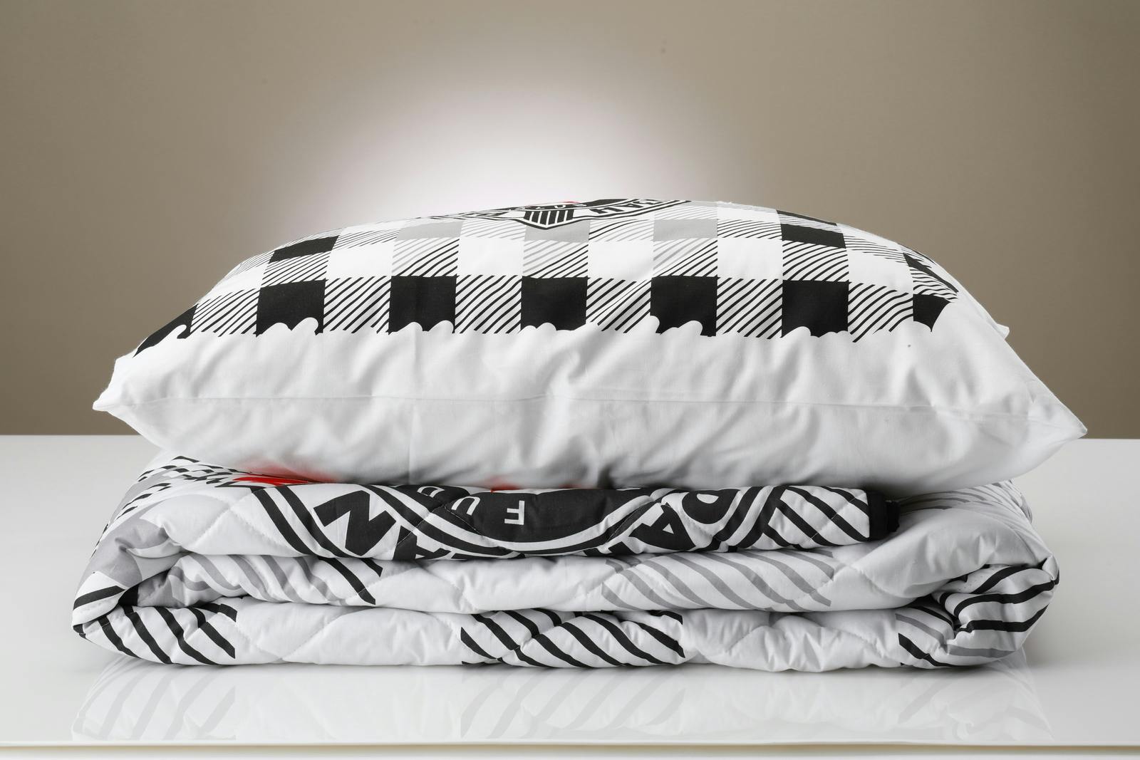 Prekrivač sa poklon jastučnicom Partizan
